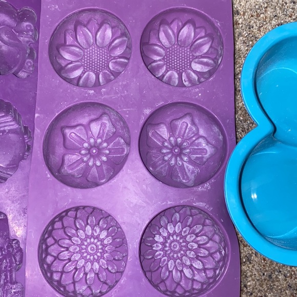 Lot of 5 Silicone Molds Baking Cake Cupcakes EUC - Picture 3 of 6